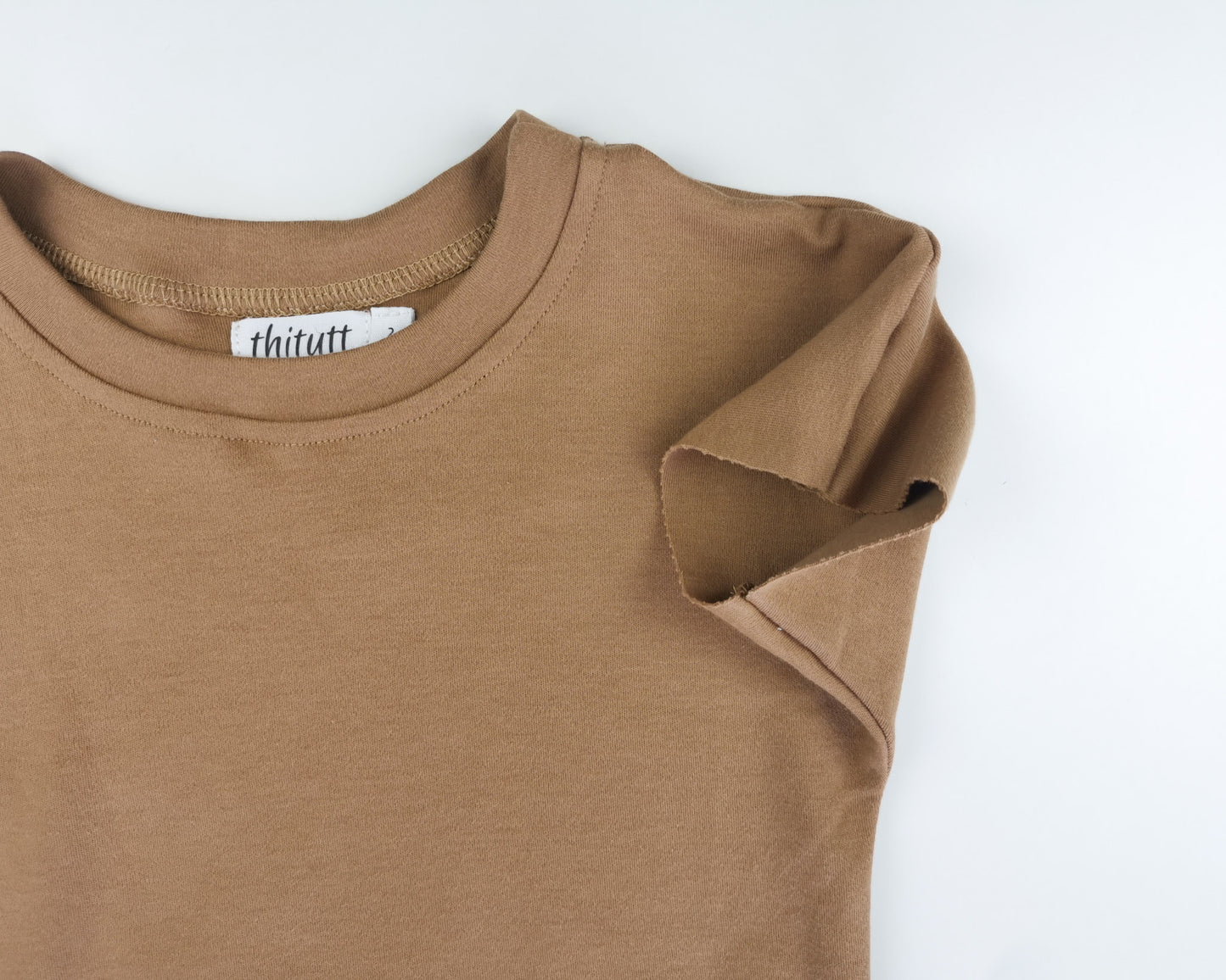 Basic T lys brun