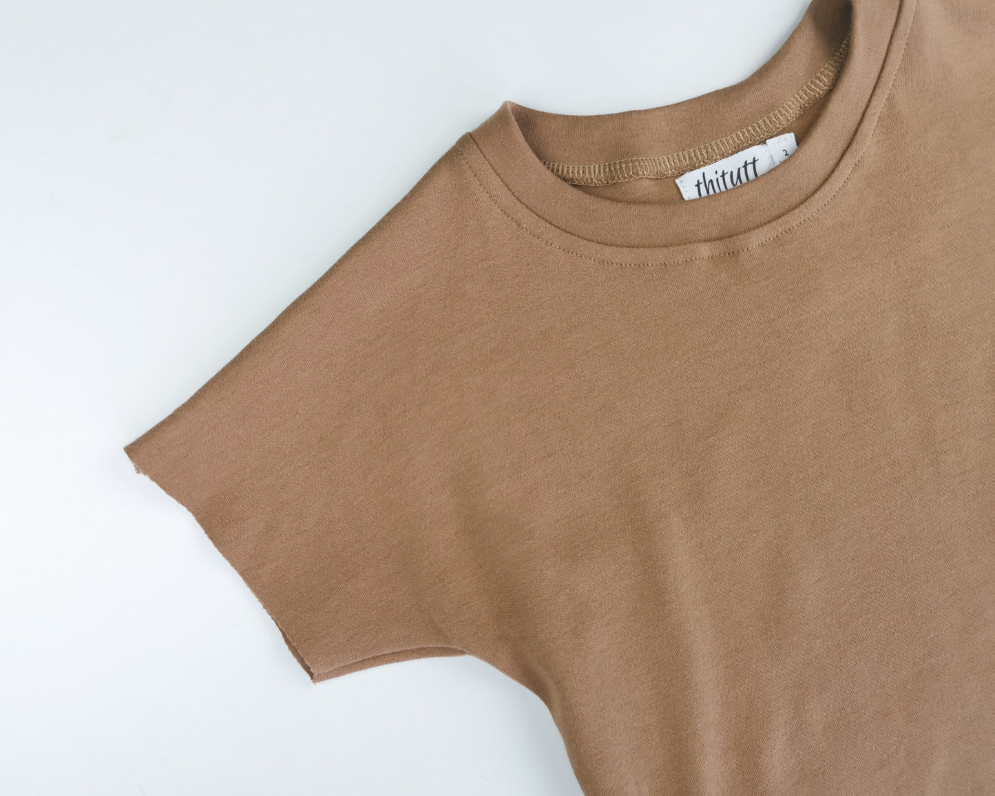 Basic T lys brun